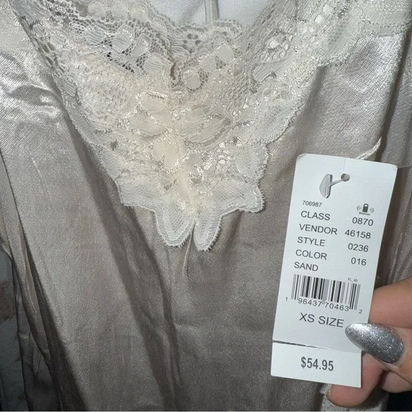 Elegant White Lace Trim - Picture 4 of 7